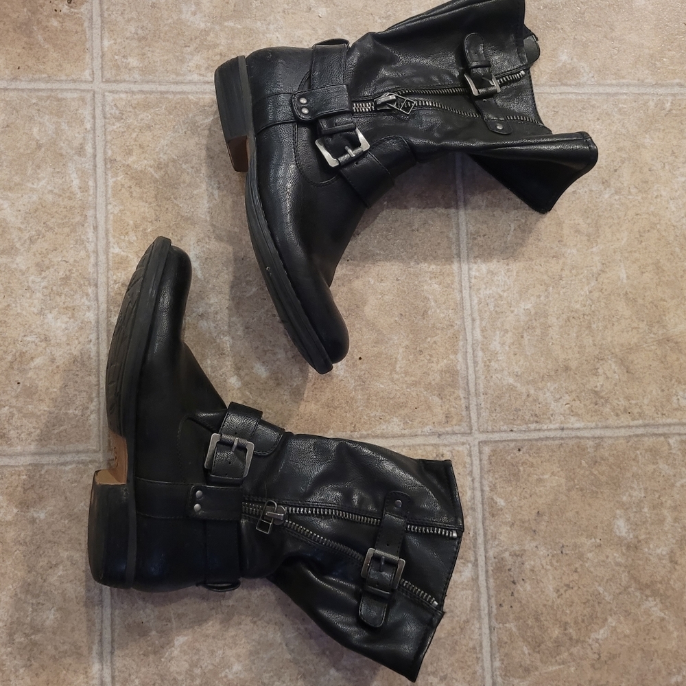 Black short zipper boots